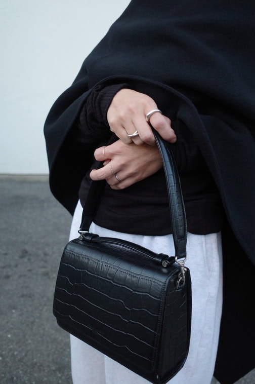 ころんとした丸みのあるフォルムがかわいいアーバンボビーのレザーバッグが引き締め役。