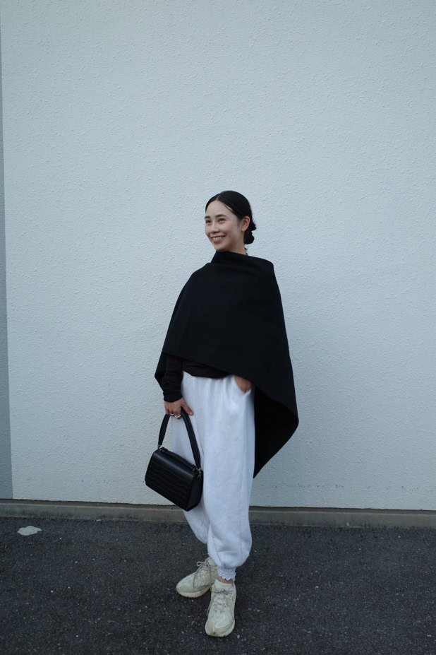 ディニュのストール、ジセルフのトップス、メーアのスエットパンツ、アーバンボディのバッグ、ニューバランスのスニーカー