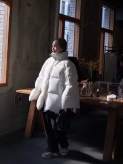 ジセルフのダウンコート、メーアのパンツ、アーバンボビーのバッグ、サロモンのスニーカー