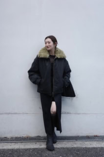 ジセルフのジャケット、アンヌークのトップス、トゥデイフルのパンツ、エイチ ビューティー&ユースのブーツ、ザ・ロウのバッグ、ララガンのチョーカー