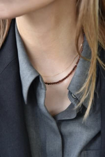 エムンジュエリーのネックレス を華奢なゴールドチェーンと重ねづけ。