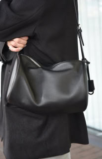 ヘイニとのコラボバッグはカジュアルにもフォーマルにも。