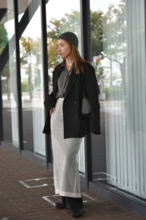 メーアのビーニー、アエレのシャツ、アエレのジャケット、ザラのスカート、アエレのパンツ、クラークスのシューズ、ヘイニとのコラボバッグ、エムンジュエリーのネックレス