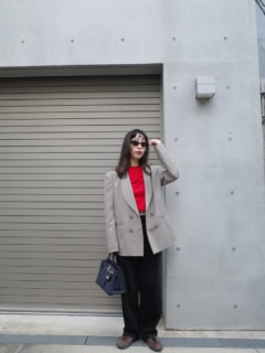 メーアのジャケット、カットソー、デニム、エルメスのバッグ、アディダスのスニーカー