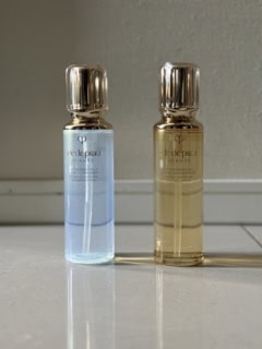 右から：ローションエサンシエルA、ローションエサンシエルC 各170mL ¥14,300（共にクレ・ド・ポー ボーテ）