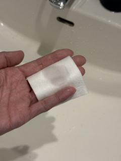 ローションは、コットンに３プッシュを馴染ませて塗布します。