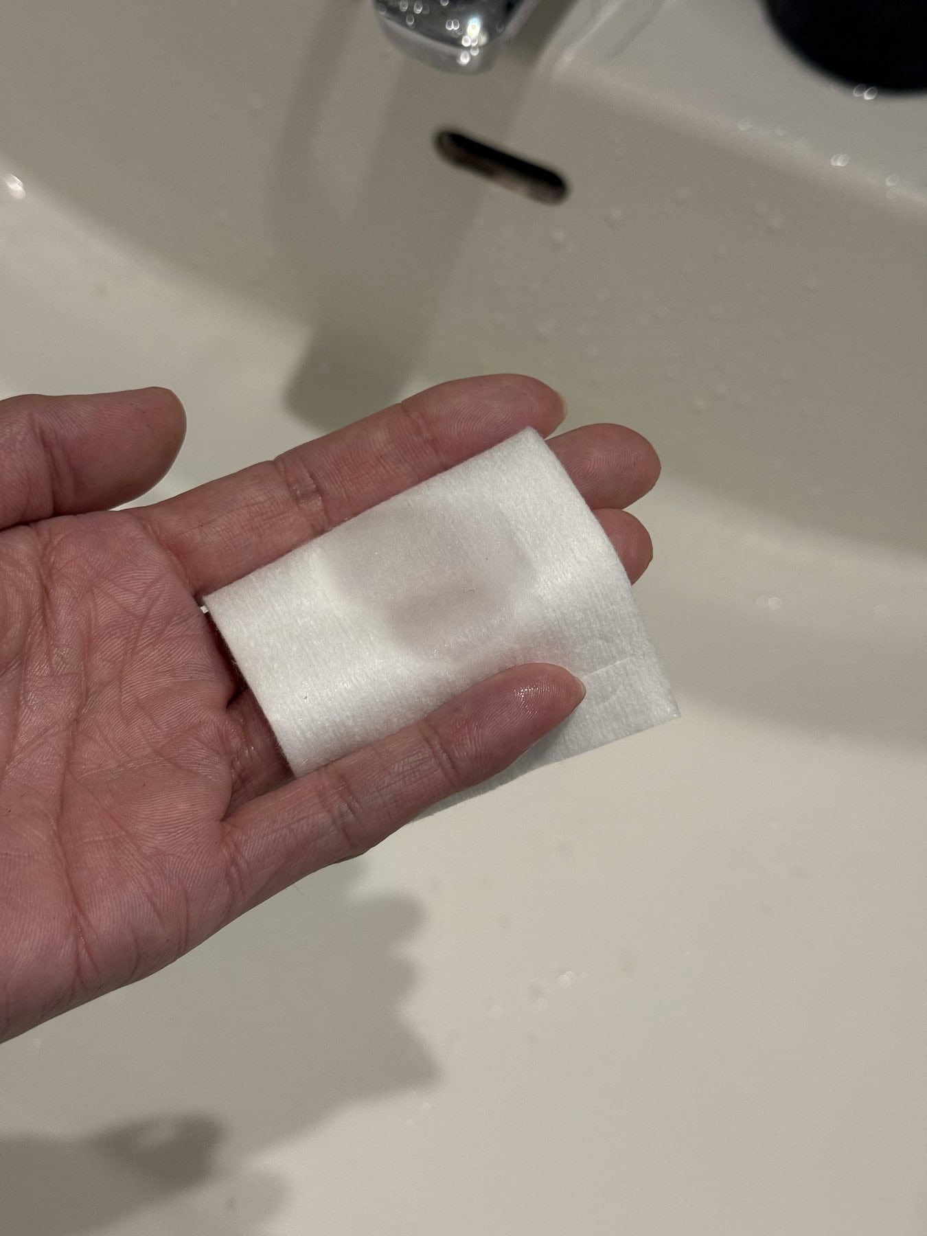 ローションは、コットンに３プッシュを馴染ませて塗布します。