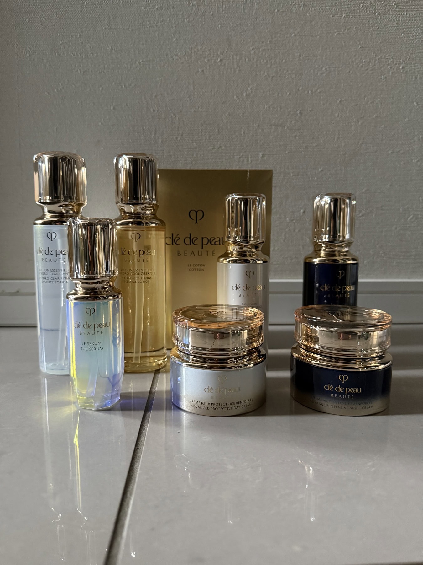 上段左から:ローションエサンシエルC 170mL ¥14,300、ローションエサンシエルA 170mL ¥14,300、ル・コトンⅡ 120枚入り ¥1,100、エマルションプロテクトゥリス(ジュール) SPF25・PA+++ 125mL ¥15,400、エマルションアンタンシヴ(ニュイ) 125mL ¥17,600、下段左から:ル・セラムⅡ 50mL ¥30,800、クレームプロテクトゥリスR(ジュール) SPF25・PA+++ 50g ¥16,500、クレームアンタンシヴR(ニュイ) 50g ¥19,250(全てクレ・ド・ポー ボーテ)