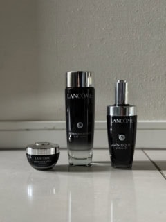 右から：ジェ二フィック アルティメ セラム 50mL ¥18,700、同 エッセンス ローション 150mL ¥9,900、同 アイクリーム 20mL ¥11,000（全てランコム）