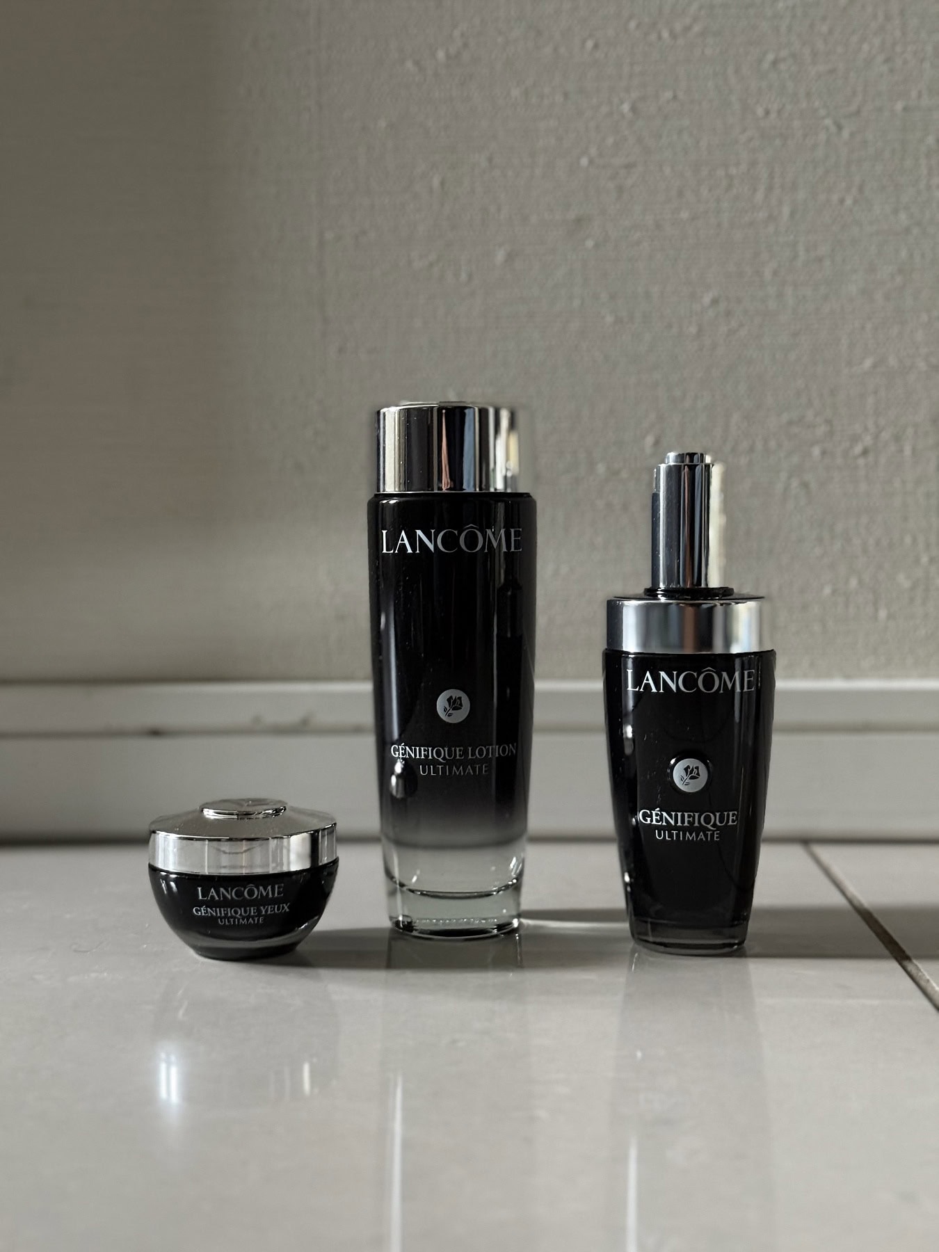 右から:ジェ二フィック アルティメ セラム 50mL ¥18,700、同 エッセンス ローション 150mL ¥9,900、同 アイクリーム 20mL ¥11,000(全てランコム)