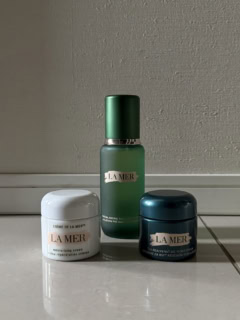 右から：ザ・モイスチャライジング ナイト クリーム 60mL ¥73,700、ザ・バランシング トリートメント ローション 150mL ¥22,000、クレーム ドゥ・ラ・メール 60mL ¥59,400（全てラ・メール）