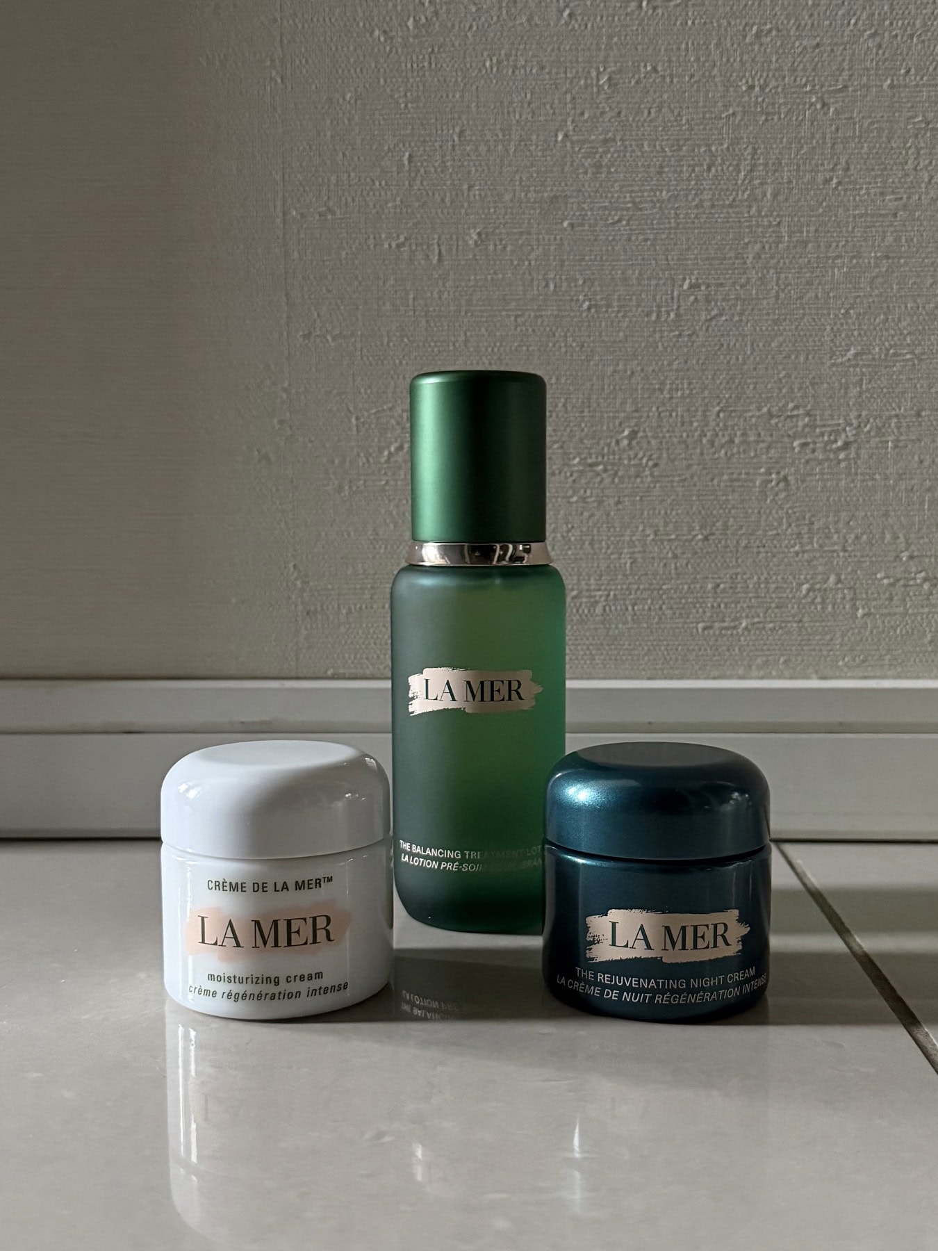 右から：ザ・モイスチャライジング ナイト クリーム 60mL ¥73,700、ザ・バランシング トリートメント ローション 150mL ¥22,000、クレーム ドゥ・ラ・メール 60mL ¥59,400（全てラ・メール）