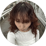 STYLIST 原田ももこさん PROFILE_伊東牧子さんに師事後、独立。伊東さん譲りのヌケ感のある、女っぽいスタイリングが真骨頂です。お人柄はとことんキュートな愛されガールです。