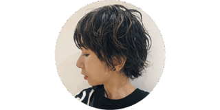 STYLIST 間仁田菜緒さん PROFILE_出版社勤務を経て、フリーランスエディターに。雑誌、WEB、ブランドのビジュアル作成など幅広く手がける。一児の母。先日14年ぶりの引越しをしだいぶ身軽になったそう。