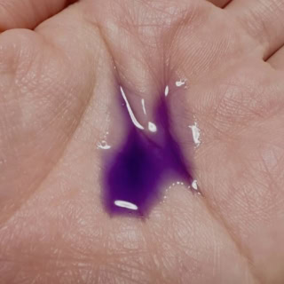 ムラシャンぐらいパープルの色素がしっかりついているのですが、手のひら全体に伸ばしてみるとシアーになるので、髪に纏った時も髪色をガラッと変えてしまうことはありません。