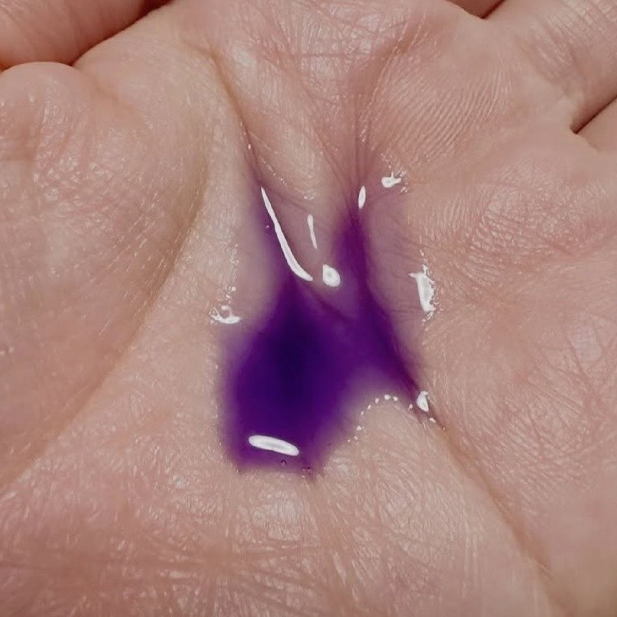 ムラシャンぐらいパープルの色素がしっかりついているのですが、手のひら全体に伸ばしてみるとシアーになるので、髪に纏った時も髪色をガラッと変えてしまうことはありません。