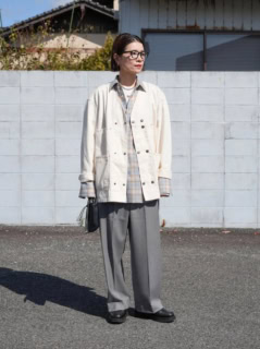 ジャケット¥46,200(THE SHINZONE)、シャツ¥52,800(オーラリー)、バック ¥33,000(ピエニ/全てChum!)、オーラリーのシューズ、EYEVANのアイウェア、ラムーンのネックレスとピアスは全て本人私物