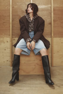 ジャケット¥66,000(ザハイライツ)、フーディーシャツ¥25,300(プランクプロジェクト/プランクプロジェクト 青山店)、デニムハーフパンツ¥40,700(ゲミニー/ウィム ガゼット ルミネ新宿店)、ブーツ¥110,000(ネブローニ)