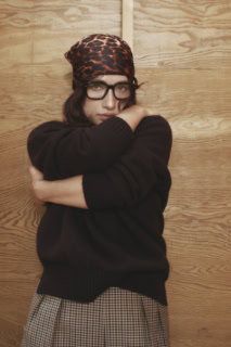 ニット¥130,900、チェックパンツ¥75,900(共にドゥロワー/ドゥロワー 青山店)、スカーフ¥16,500(マニプリ)、メガネ¥54,780(オリバーピープルズ/ルックスオティカジャパン カスタマーサービス)