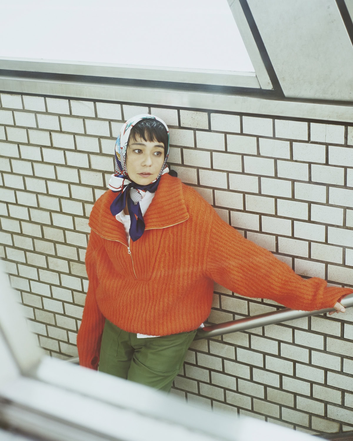 ハーフジップニット¥49,500、シャツ¥19,800、パンツ¥23,100、スカーフ¥15,400（全てザ シンゾーン／シンゾーン 表参道本店）、シューズ¥39,600（ジャランスリウァヤ／ジャランスリウァヤ 日本橋）