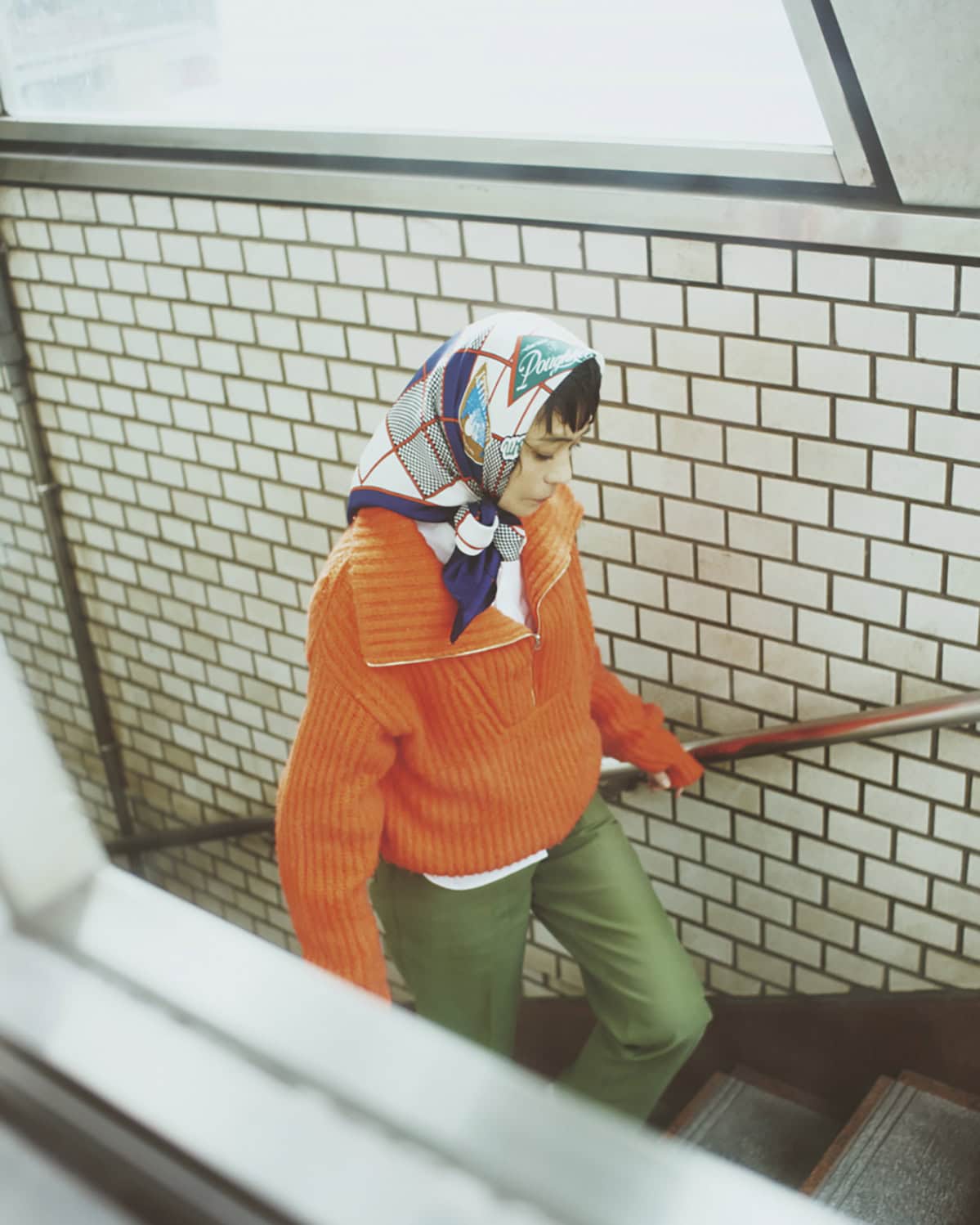 ハーフジップニット¥49,500、シャツ¥19,800、パンツ¥23,100、スカーフ¥15,400（全てザ シンゾーン／シンゾーン 表参道本店）、シューズ¥39,600（ジャランスリウァヤ／ジャランスリウァヤ 日本橋）