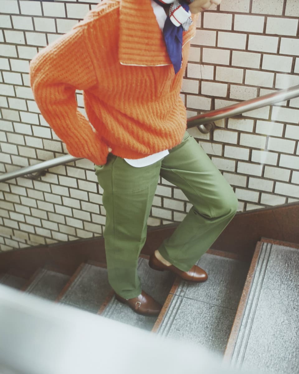 ハーフジップニット¥49,500、シャツ¥19,800、パンツ¥23,100、スカーフ¥15,400（全てザ シンゾーン／シンゾーン 表参道本店）、シューズ¥39,600（ジャランスリウァヤ／ジャランスリウァヤ 日本橋）