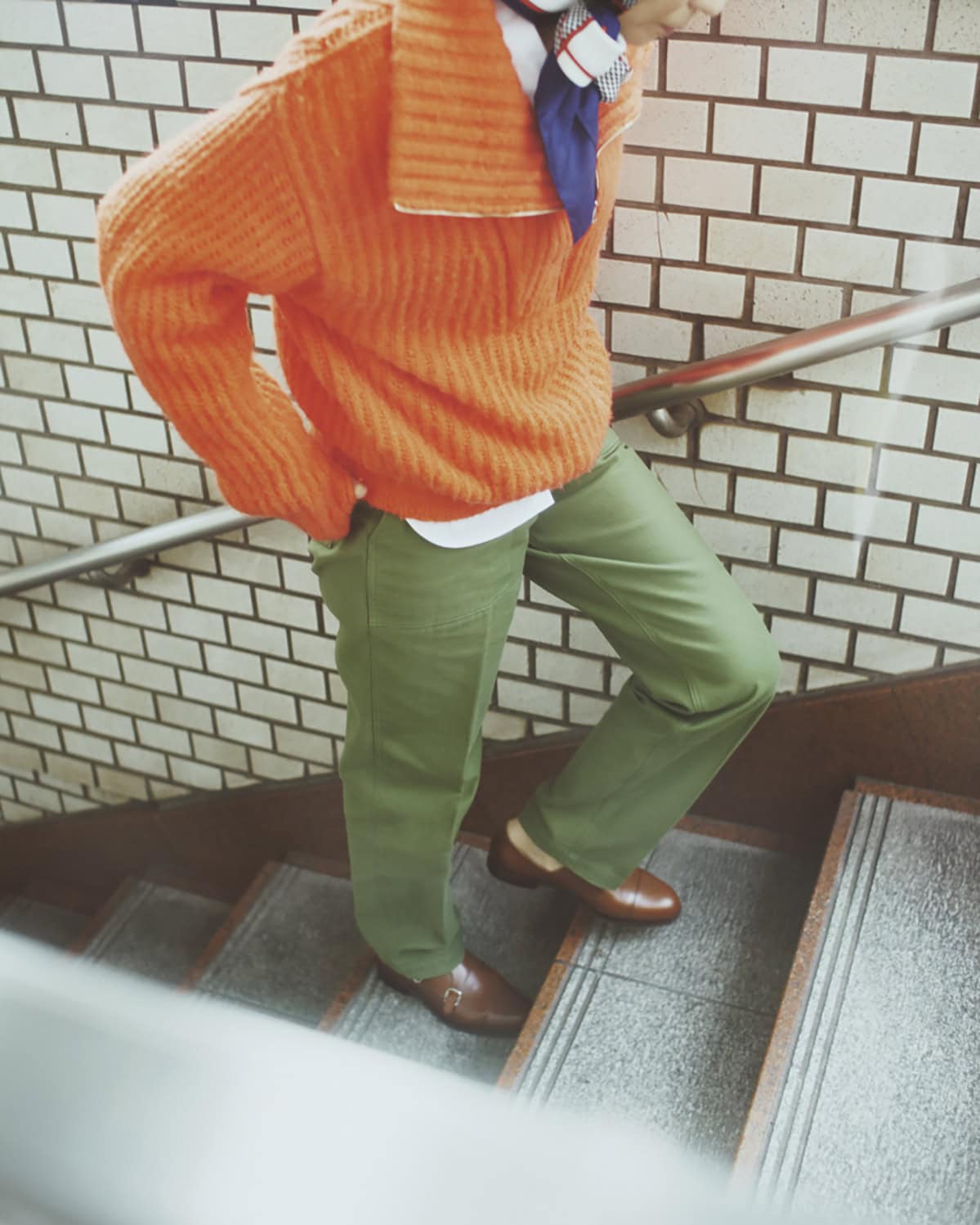 ハーフジップニット¥49,500、シャツ¥19,800、パンツ¥23,100、スカーフ¥15,400（全てザ シンゾーン／シンゾーン 表参道本店）、シューズ¥39,600（ジャランスリウァヤ／ジャランスリウァヤ 日本橋）