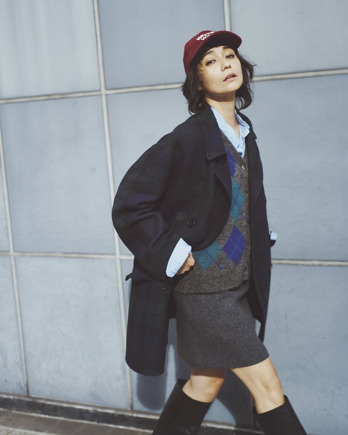 コート¥154,000、ベスト¥31,900、シャツ¥19,800、スカート¥26,400、キャップ¥8,250（全てザ シンゾーン／シンゾーン 表参道本店）、ブーツ¥108,900（ブレンテッラ／サロン アダム エ ロペ）