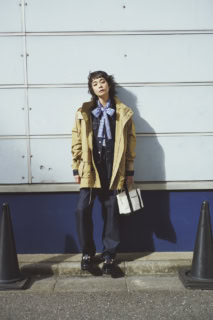 ハードに見えてソフト。はきやすさならこの1本 デニムパンツ〈マリリン〉¥34,100、デニムジャケット¥41,800、マウンテンパーカ¥59,400(全てザ シンゾーン)、シャツ¥97,900(リトコフスカ/全てシンゾーン 表参道本店)、シューズ¥69,300(サクラ/インターリブ)