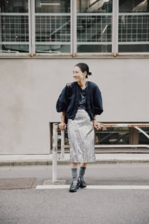 TOD’S for Ron Hermanのローファー、emmiのソックス、TOMEのスカート、ヴィンテージのロックT、COUDREのブルゾン、パールのピアス、BOTTEGA VENETAのリュック、Cartierの時計、リングは全て本人私物