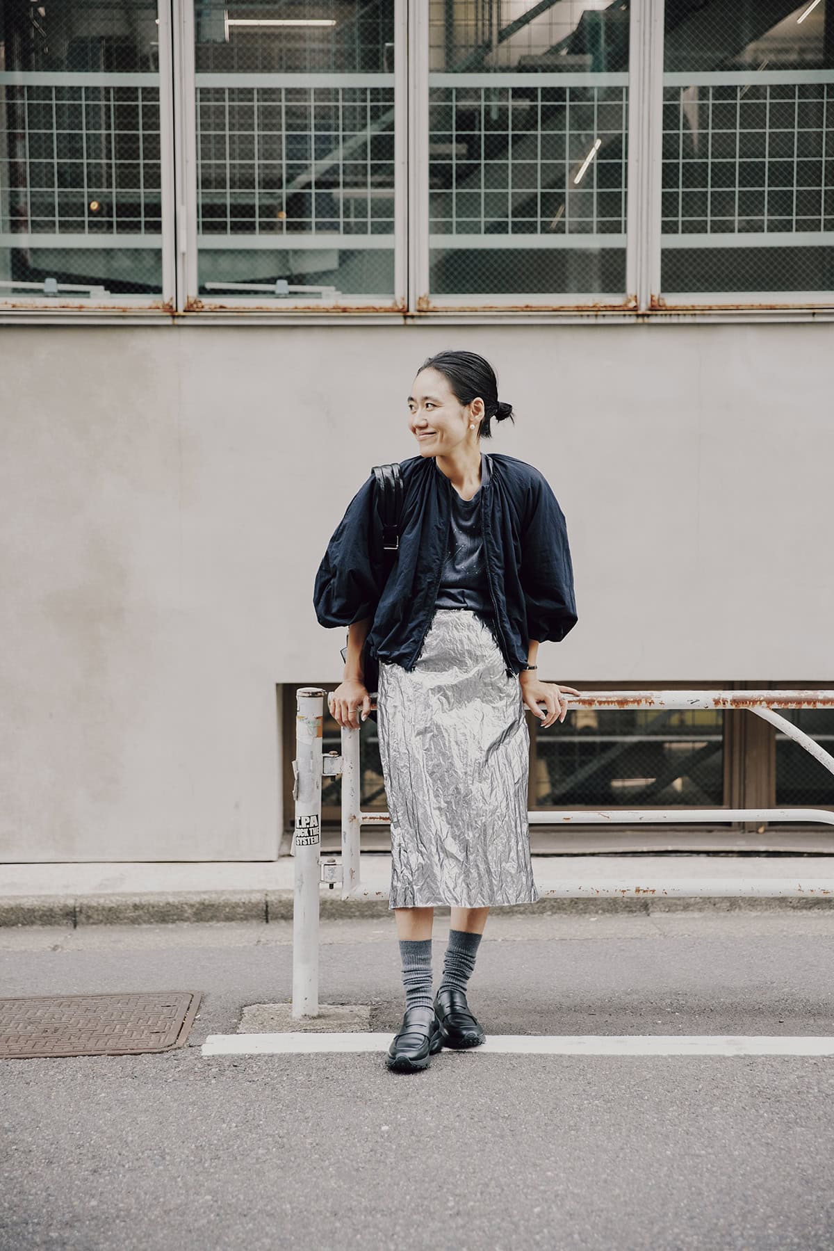 TOD’S for Ron Hermanのローファー、emmiのソックス、TOMEのスカート、ヴィンテージのロックT、COUDREのブルゾン、パールのピアス、BOTTEGA VENETAのリュック、Cartierの時計、リングは全て本人私物