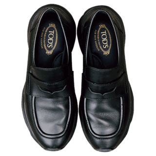 今年の春購入したという人気2ブランドのコラボは、ローファーとスニーカーの要素を組み合わせたデザイン。本人私物