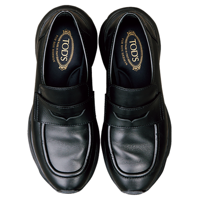 今年の春購入したという人気2ブランドのコラボは、ローファーとスニーカーの要素を組み合わせたデザイン。本人私物