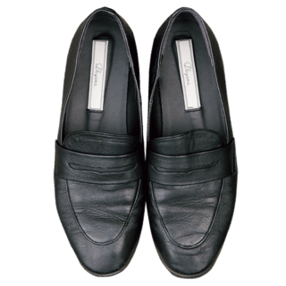 綾さんが理想を追求したペニーローファー。そぎ落としたデザインとソフトなレザーの足当たりのよさが人気！ 本人私物