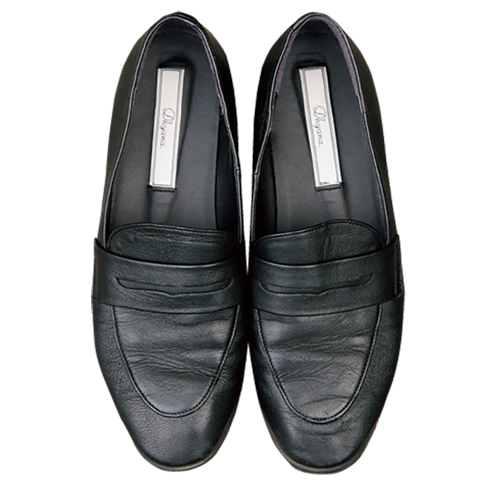 綾さんが理想を追求したペニーローファー。そぎ落としたデザインとソフトなレザーの足当たりのよさが人気！ 本人私物