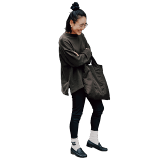 「HERMÈSのローファーはカジュアルなスタイリングのときによく合わせます。ラフ過ぎるかなってバランスも、このローファーの端正さがモダンに仕上げてくれるので」。HERMÈSのローファー、THE ROWのスエット、バッグ、COUDREのレギンス、シュシュ、パールのピアス、BOTTEGA VENETAの眼鏡、YUQRIのソックスは全て本人私物