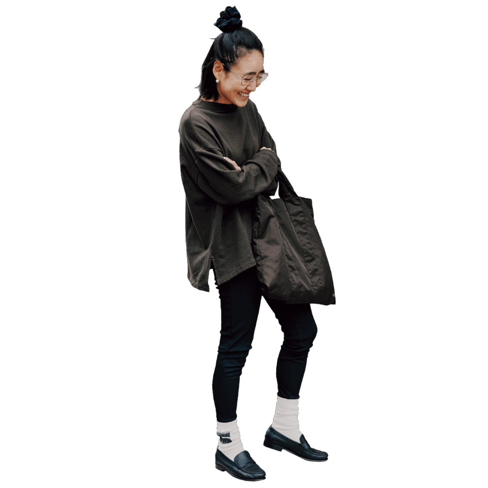 「HERMÈSのローファーはカジュアルなスタイリングのときによく合わせます。ラフ過ぎるかなってバランスも、このローファーの端正さがモダンに仕上げてくれるので」。HERMÈSのローファー、THE ROWのスエット、バッグ、COUDREのレギンス、シュシュ、パールのピアス、BOTTEGA VENETAの眼鏡、YUQRIのソックスは全て本人私物