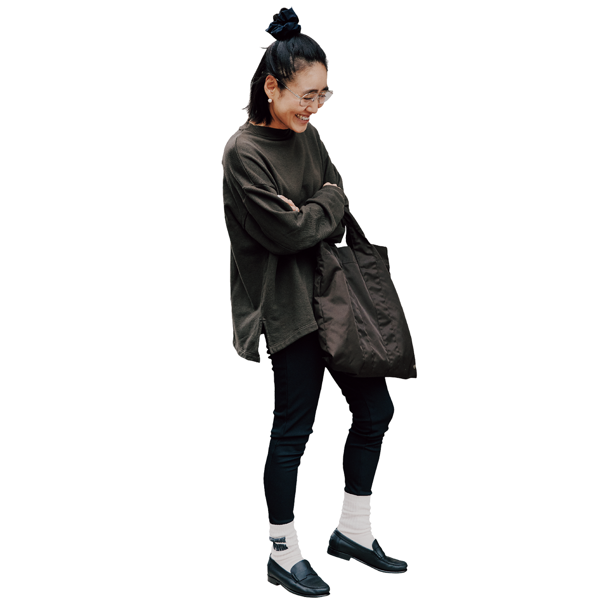 「HERMÈSのローファーはカジュアルなスタイリングのときによく合わせます。ラフ過ぎるかなってバランスも、このローファーの端正さがモダンに仕上げてくれるので」。HERMÈSのローファー、THE ROWのスエット、バッグ、COUDREのレギンス、シュシュ、パールのピアス、BOTTEGA VENETAの眼鏡、YUQRIのソックスは全て本人私物