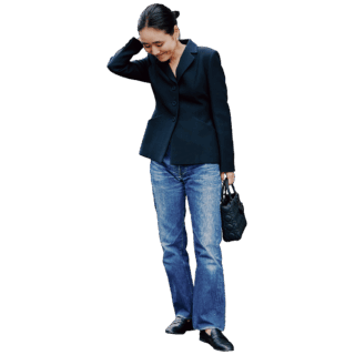 「本来はこんな風にデニムに合わせてローファーをはくことが多い」という綾さん。デニム×黒いジャケット×ローファーは鉄板ですが「今季はそれもちょっとレディに、が気分」と、ウエストシェイプされたシルエットが美しいジャケットをチョイス。エレガントなフェミニンさが大人の品格を引き立てる！ Dhyana.のローファー、COUDREのパールのピアス、Diorのジャケット、バッグ、LEVI’S®のヴィンテージデニムは全て本人私物