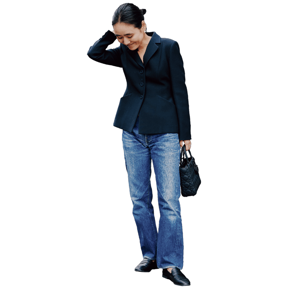 「本来はこんな風にデニムに合わせてローファーをはくことが多い」という綾さん。デニム×黒いジャケット×ローファーは鉄板ですが「今季はそれもちょっとレディに、が気分」と、ウエストシェイプされたシルエットが美しいジャケットをチョイス。エレガントなフェミニンさが大人の品格を引き立てる！ Dhyana.のローファー、COUDREのパールのピアス、Diorのジャケット、バッグ、LEVI’S®のヴィンテージデニムは全て本人私物