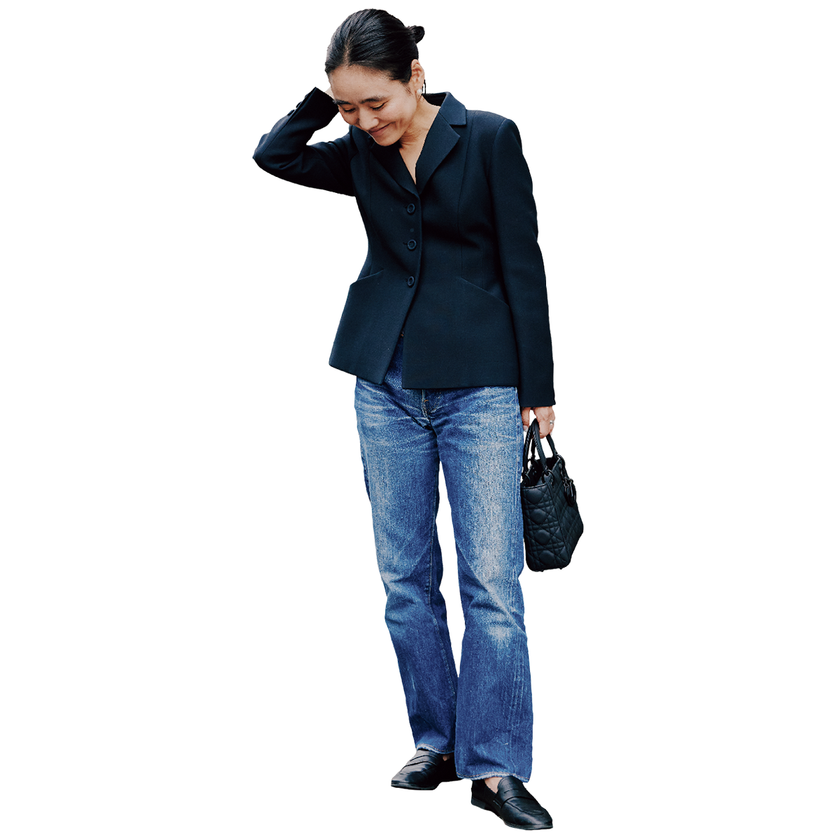 「本来はこんな風にデニムに合わせてローファーをはくことが多い」という綾さん。デニム×黒いジャケット×ローファーは鉄板ですが「今季はそれもちょっとレディに、が気分」と、ウエストシェイプされたシルエットが美しいジャケットをチョイス。エレガントなフェミニンさが大人の品格を引き立てる！ Dhyana.のローファー、COUDREのパールのピアス、Diorのジャケット、バッグ、LEVI’S®のヴィンテージデニムは全て本人私物