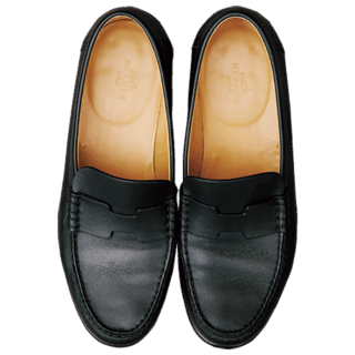 アノニマスなデザインが靴そのものの素材のよさや端正なデザインの美しさを引き出すエルメスのローファー。本人私物