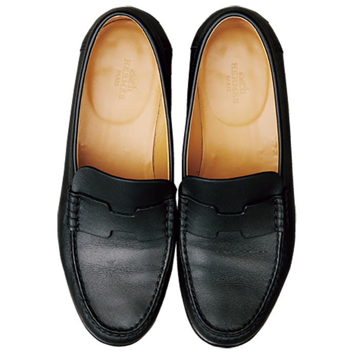 アノニマスなデザインが靴そのものの素材のよさや端正なデザインの美しさを引き出すエルメスのローファー。本人私物