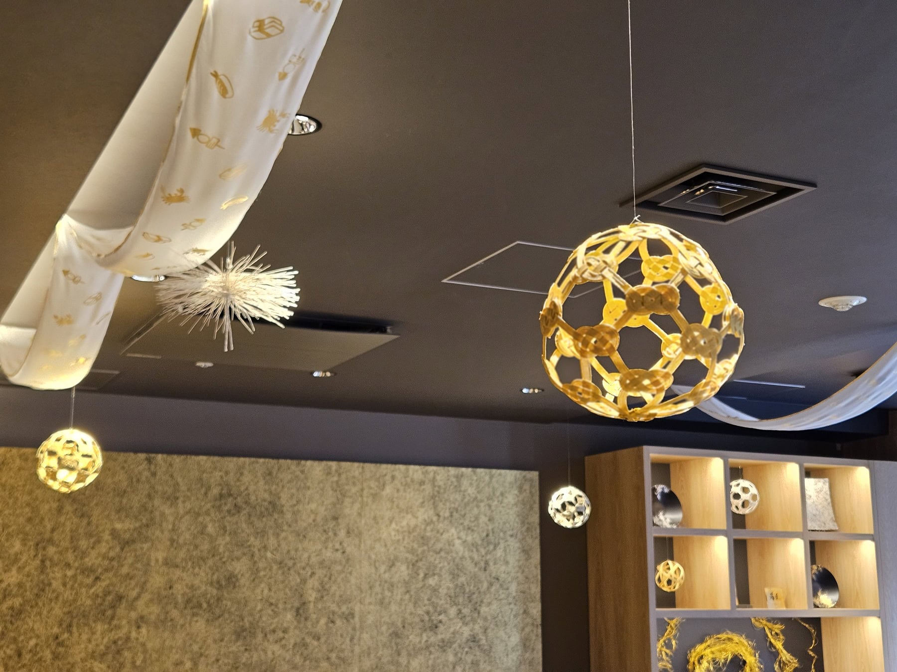 ホテル内1FのOMOカフェラウンジでは、津田さんの手掛けられた水引のオブジェが多数飾られているので、要チェック！