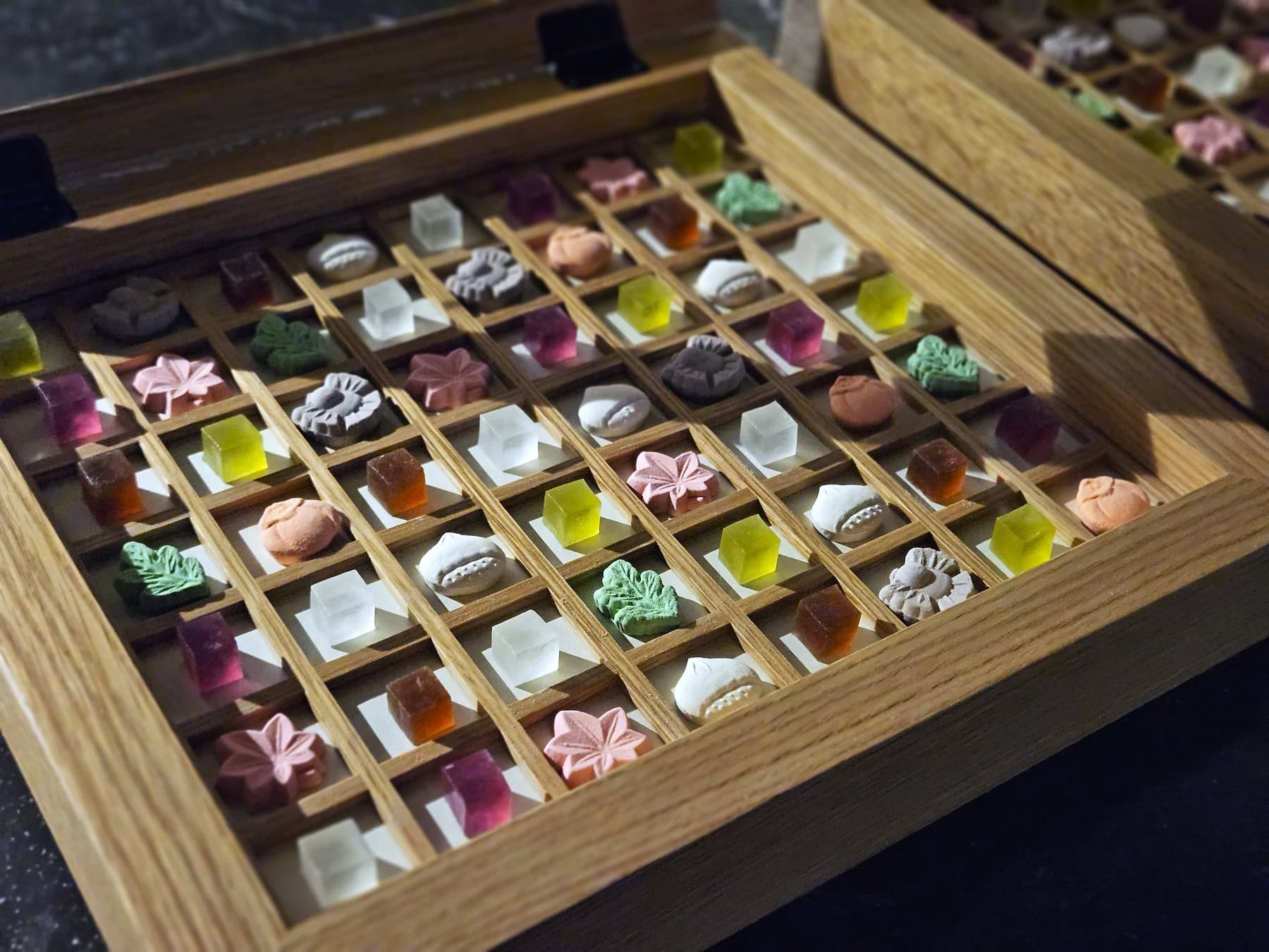 食べるのがもったいないくらい美しい宝石のような茶菓子