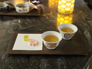 ホテルスタッフの方が丁寧に淹れてくれた加賀棒茶を、食べるのがもったいないくらい美しい宝石のような茶菓子といただく癒し時間。