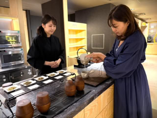 お茶をおいしく淹れるポイントを教えていただき、お茶を淹れていきます。