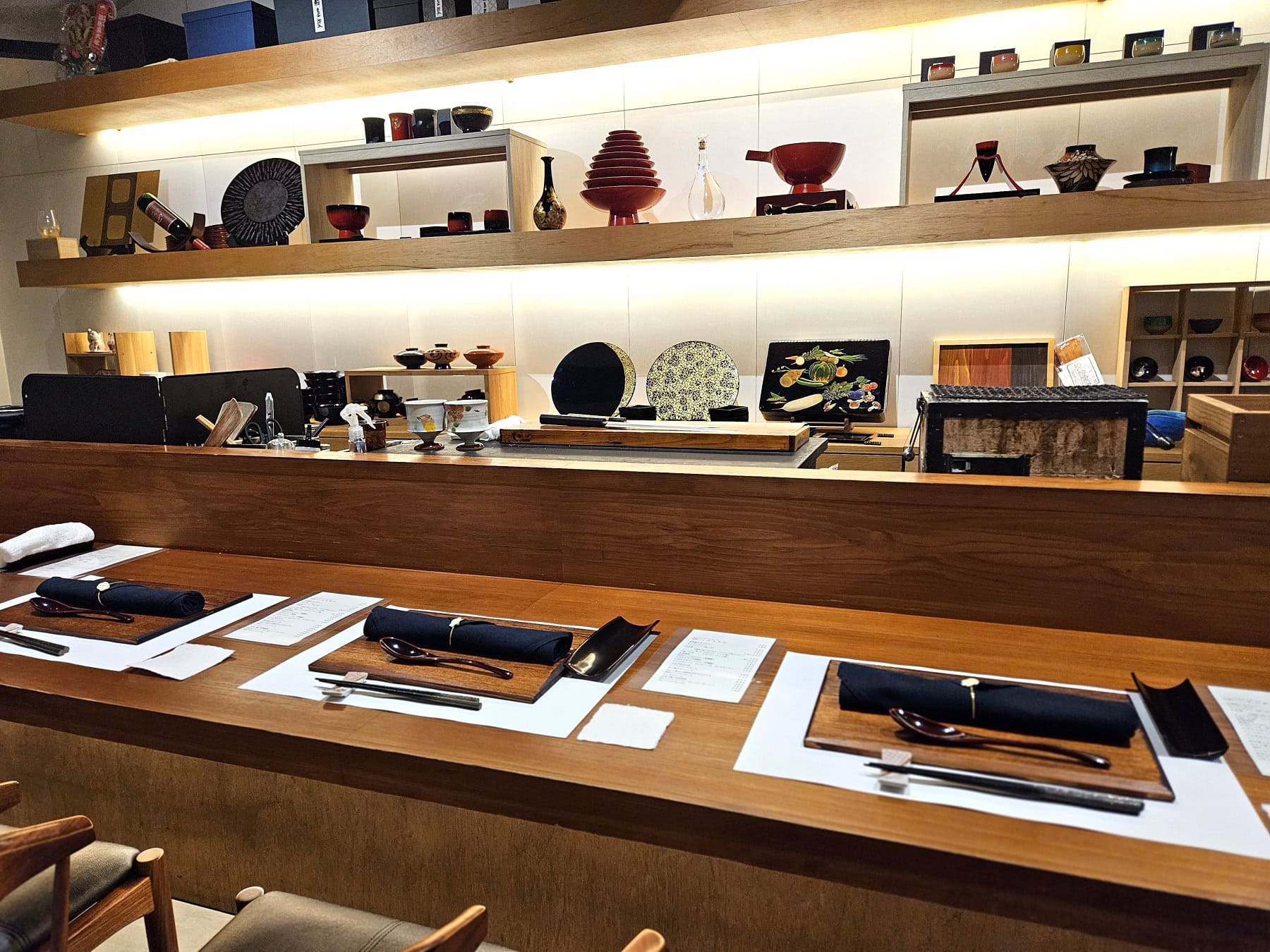 唯一無二の食体験がかなう２F席でコース料理を