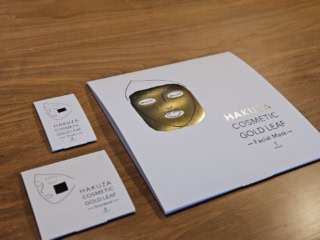 気になる所にマスクのように貼り付けて使うスペシャルケア用の美容金箔「COSMETIC GOLD LEAF」は日本のみならず、海外からの観光客の間でも話題に。