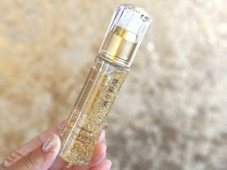 プラチナ金箔入りの美容液「箔座の美 エッセンス」は、3種類のヒアルロン酸とWのコラーゲンが肌に豊かな潤いを与え、ホホバ種子油が肌を乾燥から優しく守り、皮脂バランスも整える効果が。